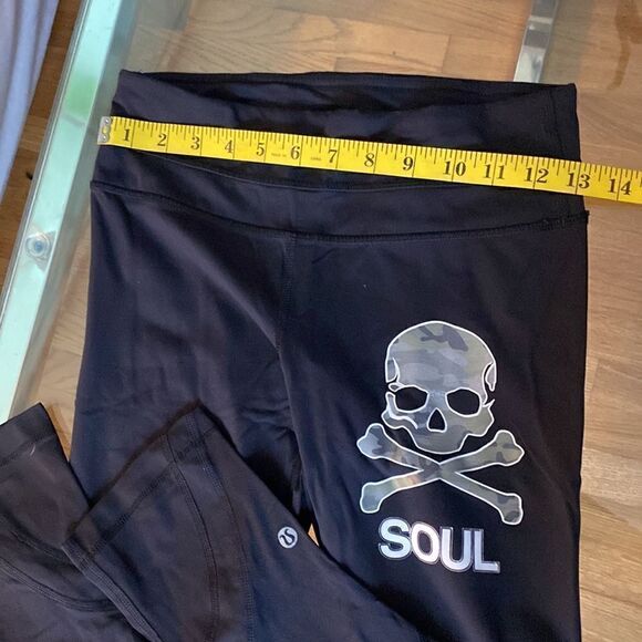 Lululemon Capri workout leggings, SoulCycle, size 4, skull - Picture 4 of 10